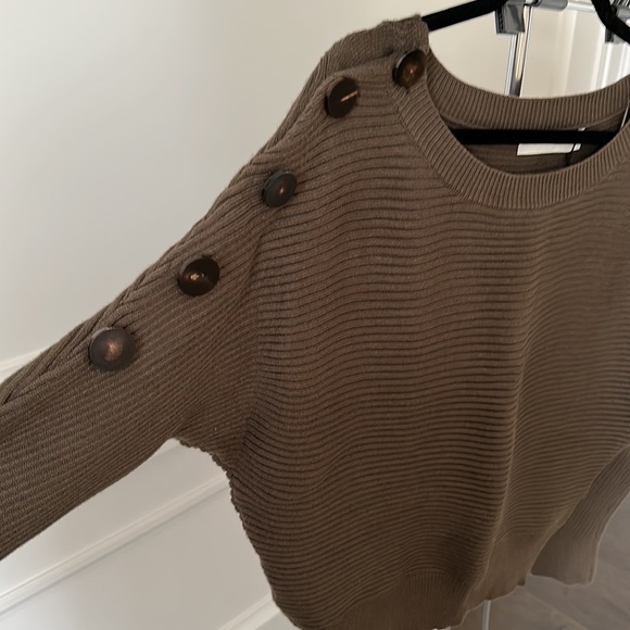 Brand new sweater - Picture 3 of 4